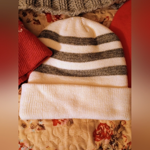 (4) PC Women's Beanie & Pom Pom Variety - Picture 10 of 16